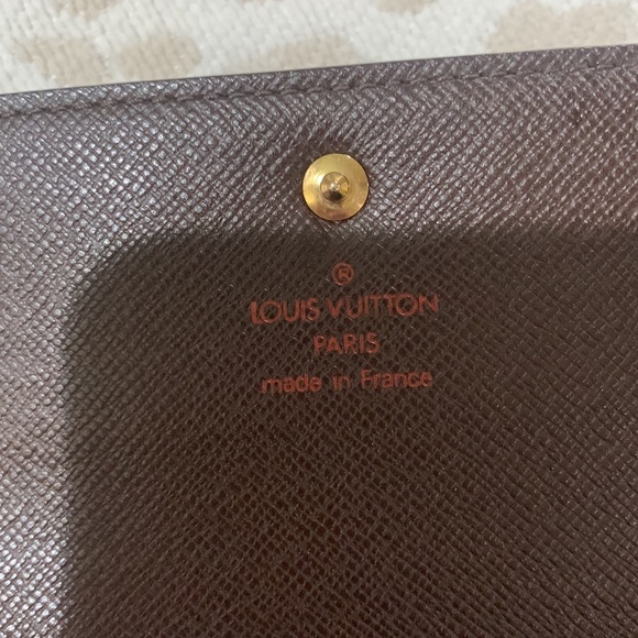 LOUIS VUITTON
Damier Ebene Alexandra Wallet - Picture 9 of 17